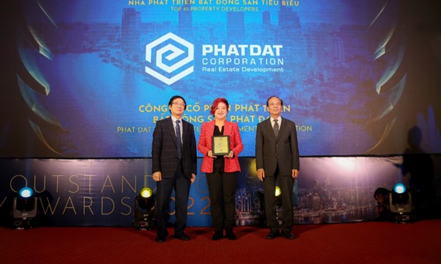 Đại diện Phát Đạt nhận giải thưởng Top10 Nhà phát triển Bất động sản tiêu biểu 2022.