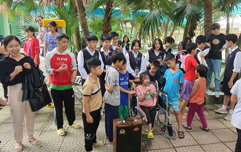 Học sinh lớp 11D2 trường Nguyễn Tất Thành giao lưu văn nghệ cùng các em nhỏ khuyết tật ở Trung tâm Thụy An.