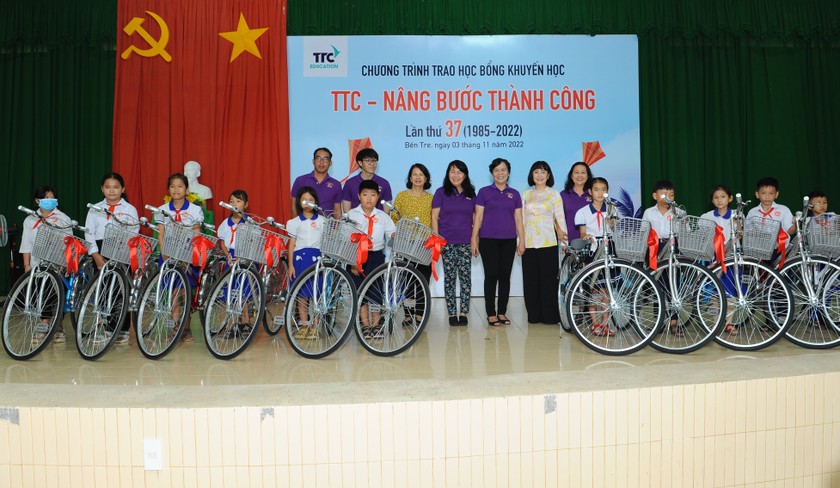  51 chiếc xe đạp được trao tặng đến các em có hoàn cảnh khó khăn