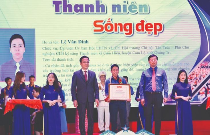Anh Lê Văn Đinh là 1 trong 28 thanh niên tiêu biểu trên toàn quốc vinh dự nhận giải thưởng “Thanh niên sống đẹp” của Trung ương Hội Liên hiệp Thanh niên Việt Nam năm 2020. 