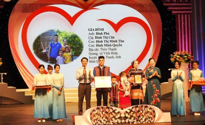 Lễ tuyên dương gia đình trẻ Việt Nam năm 2022.