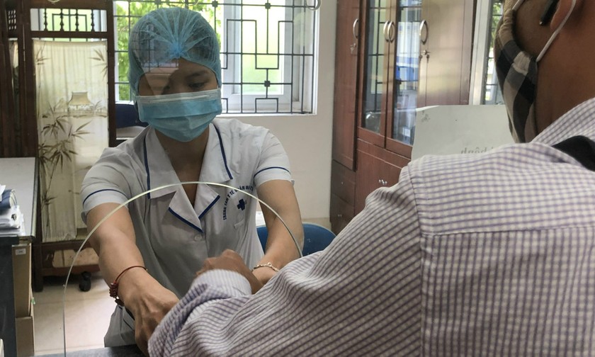 Bệnh nhân nhận thuốc điều trị HIV tại phòng khám ngoại trú quận Nam Từ Liêm.