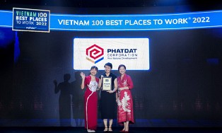 Đại diện Phát Đạt nhận giải thưởng trong lễ công bố Top 100 nơi làm việc tốt nhất Việt Nam, tổ chức ngày 9/11/2022.