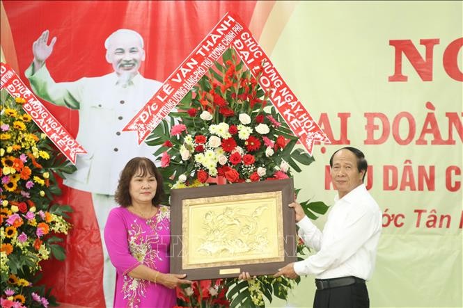 Phó Thủ tướng Lê Văn Thành tặng hoa và quà cho cán bộ, nhân dân khu dân cư Ấp 8, xã Phước Tân Hưng, Châu Thành, Long An.