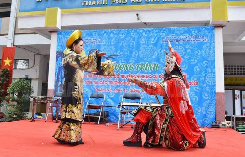Một tiết mục biểu diễn nghệ thuật dân tộc tại trường học trên địa bàn TP Hồ Chí Minh.