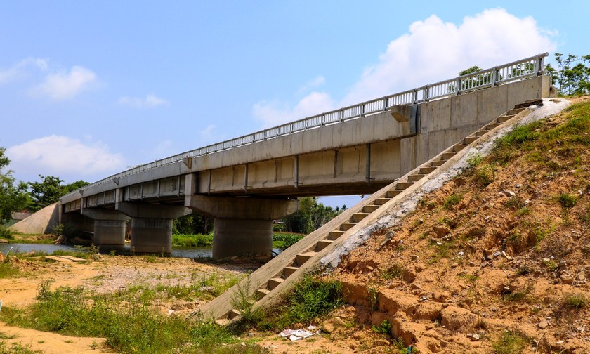 Cây cầu 51 tỷ đồng 2 năm nằm chờ đường dẫn | Báo Pháp luật Việt ...