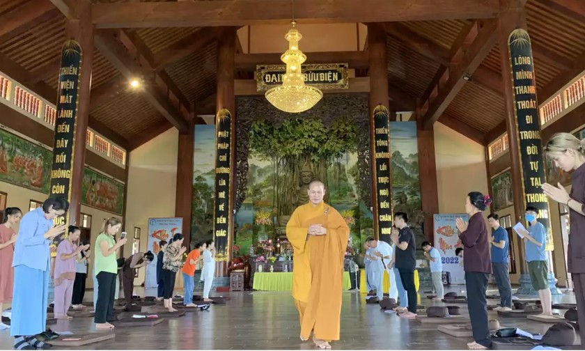 Hình ảnh du khách tham gia tour Theo dấu chân Phật Hoàng.