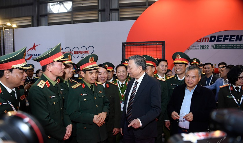  Bộ trưởng Bộ Quốc phòng Phan Văn Giang và Bộ trưởng Bộ Công an Tô Lâm tham quan Triển lãm. 