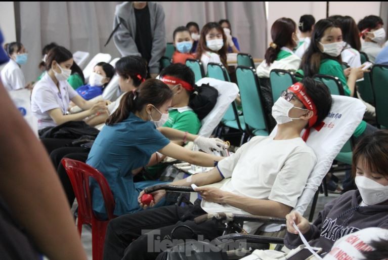 Các bạn sinh viên hào hứng tham gia hiến máu tại Chủ nhật Đỏ. (Ảnh minh họa)