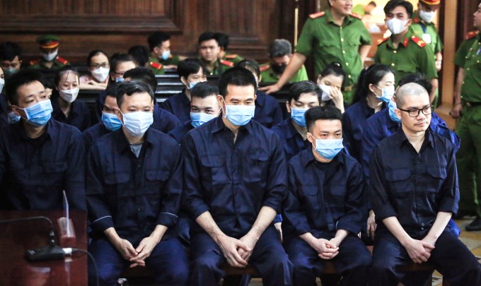 Nguyễn Thái Luyện (hàng đầu, bên phải) và các bị cáo tại tòa. 