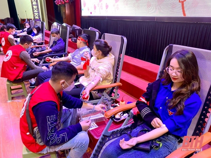 Học sinh, sinh viên trên địa bàn TP Thanh Hoá đã tham gia hiến máu tại ngày hội “Chủ nhật đỏ" lần thứ XV. 