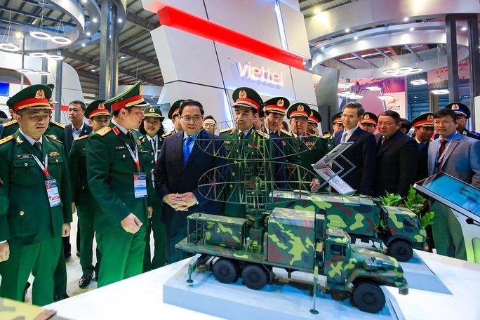 Thủ tướng Phạm Minh Chính thăm gian hàng trưng bày sản phẩm mới tại Triển lãm Quốc phòng quốc tế Việt Nam 2022 của Viettel.