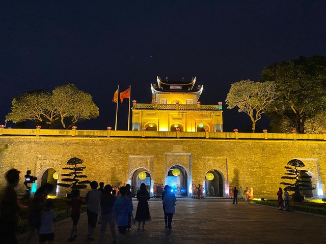 Du khách nước ngoài khám phá "Đêm Hoàng cung Thăng Long" 
