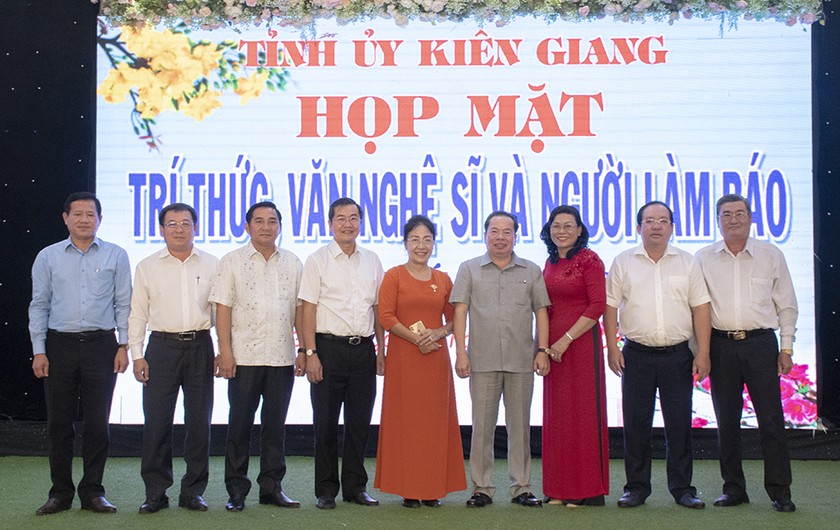 Lãnh đạo Tỉnh ủy, Ban Tuyên giáo Tỉnh ủy chụp ảnh lưu niệm với các nguyên lãnh đạo cùng lãnh đạo tỉnh Kiên Giang tại buổi họp mặt