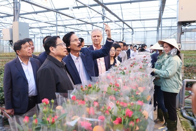 Thủ tướng Phạm Minh Chính hỏi thăm, động viên người lao động sản xuất tại Công ty Dalat Hasfarm ở Đà Lạt, Lâm Đồng.