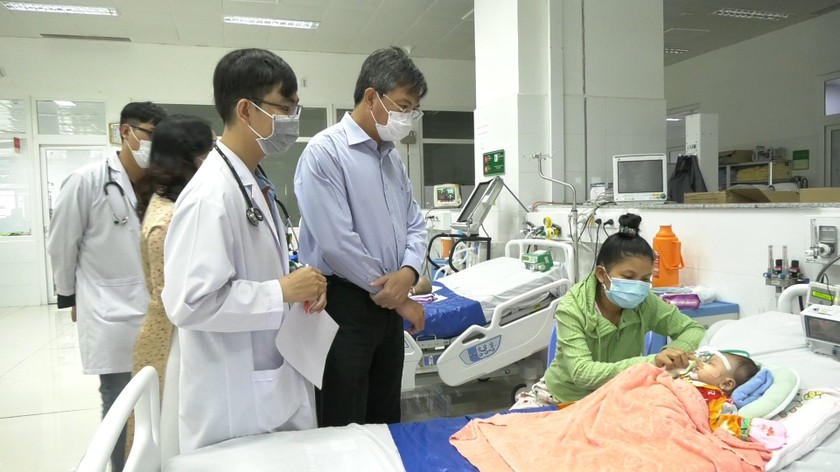  Ông Nguyễn Lưu Trung Phó Chủ tịch UBND Tỉnh Kiên Giang trao thăm hỏi bệnh nhi đang điều trị.