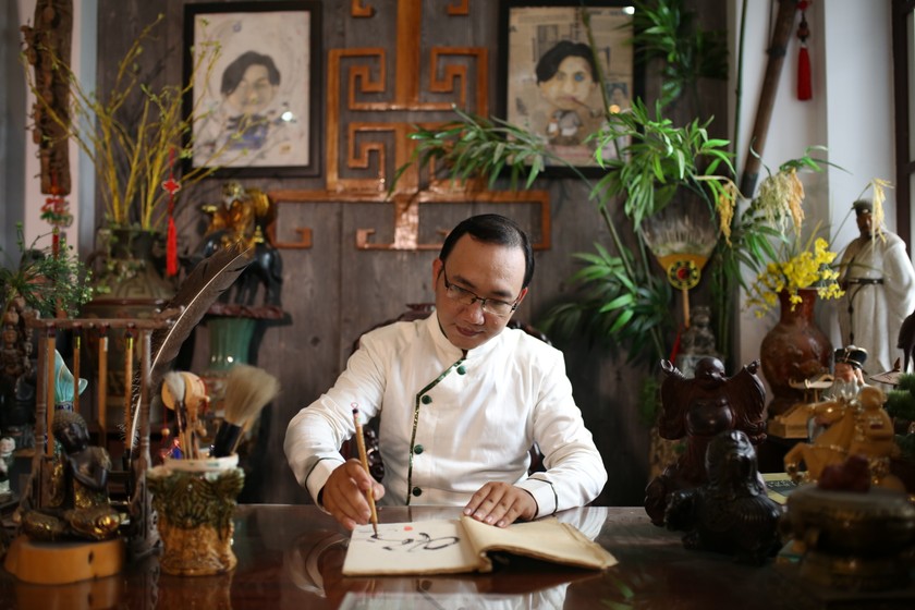 Thạc sĩ Nguyễn Hiếu Tín hàng năm cho ra mắt những bộ thư pháp họa tự độc đáo