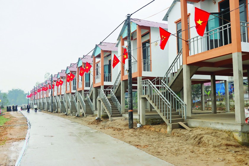 24 ngôi nhà ở, tránh lũ đã góp phần hiện thực hóa giấc mơ “lên bờ” của các hộ dân vạn chài thôn Tiền Phong. 