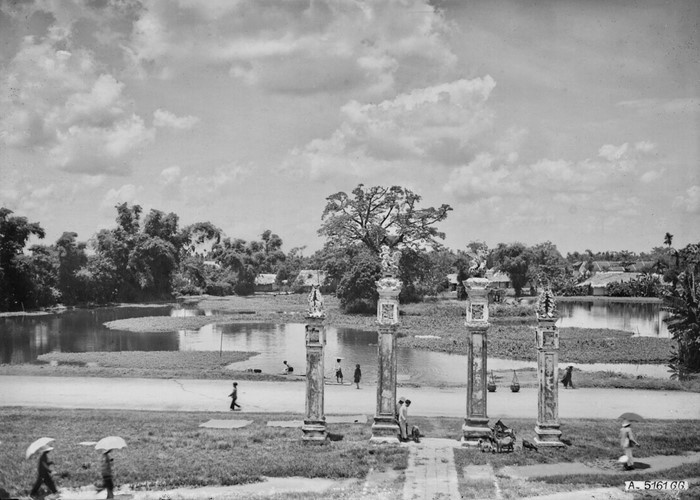 Từ trên cổng Văn Miếu – Quốc Tử Giám nhìn ra hồ Văn, Hà Nội thập niên 1920.