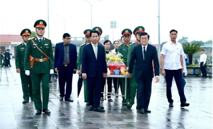 Nguyên Chủ tịch nước Trương Tấn Sang cùng các đại biểu thực hiện nghi thức tiễn đưa, an táng các HCLS tại Nghĩa trang Liệt sĩ Quốc gia Vị Xuyên.