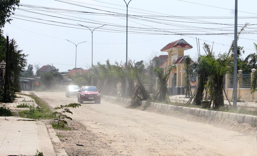 Sau gần 4 năm thi công, tuyến đường Hùng Vương ở thị trấn Hương An đến nay vẫn chưa thi công chưa xong. 