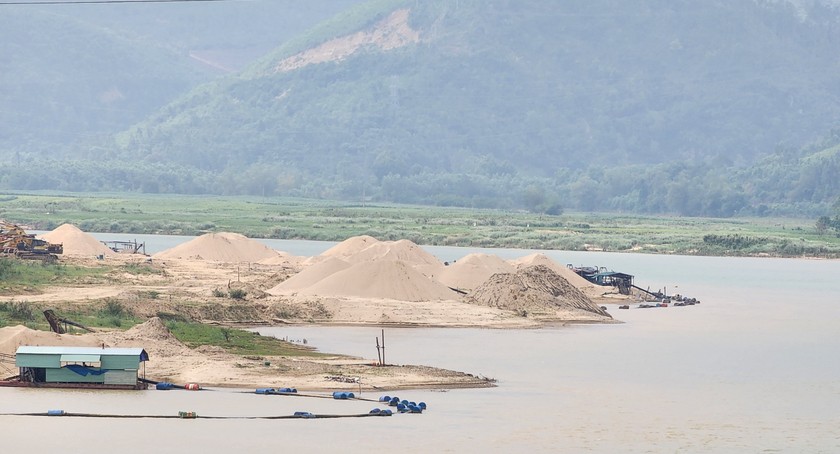 Nhiều mỏ dưới chân cầu Giao Thủy - Đại Lộc đồng loạt ngưng khai thác.