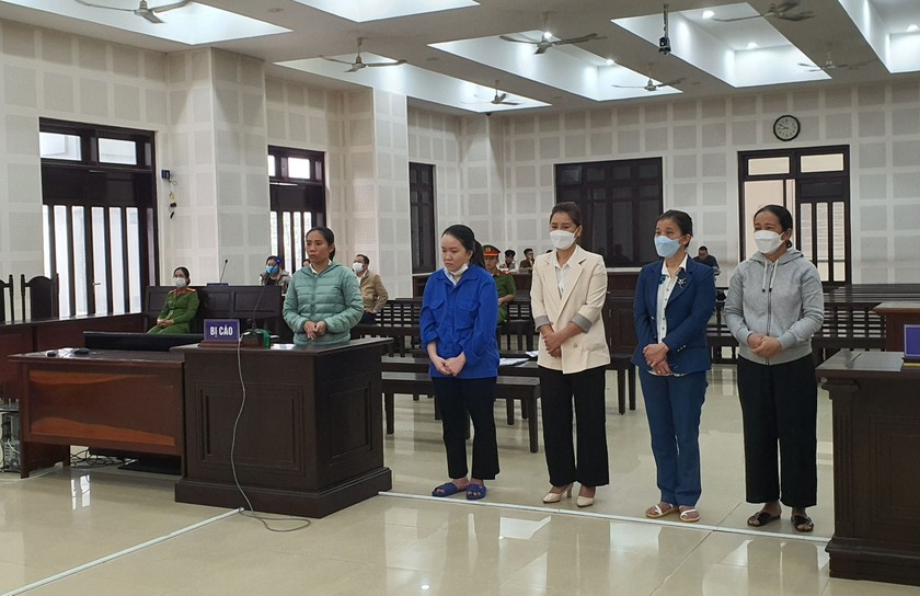 Bị cáo Nguyễn Thị Vân Kiều (thứ hai từ trái qua) cùng các bị cáo khác tại tòa.