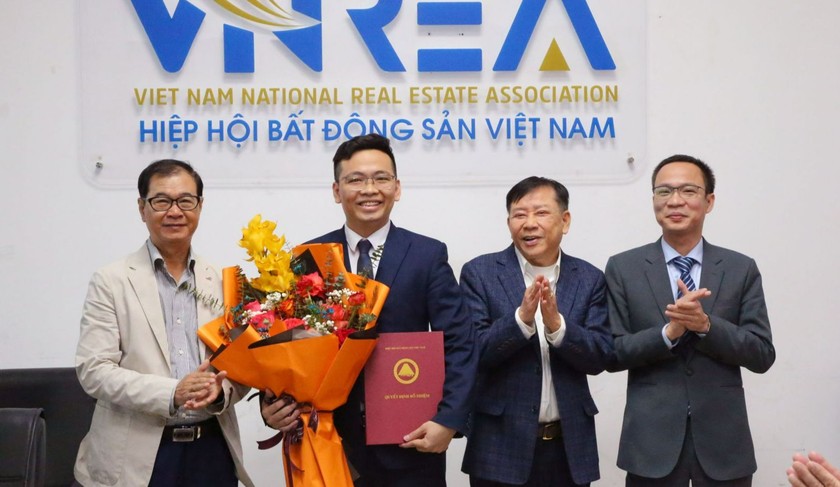 Thường trực Hiệp hội Bất động sản Việt Nam chúc mừng Tổng Thư ký VNREA.
