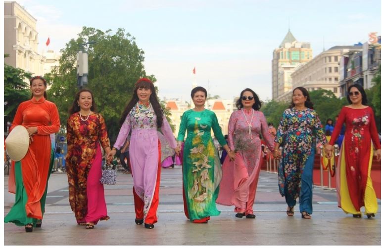  Tà áo dài Việt gắn liền với hình ảnh người phụ nữ Việt. (Ảnh minh họa)