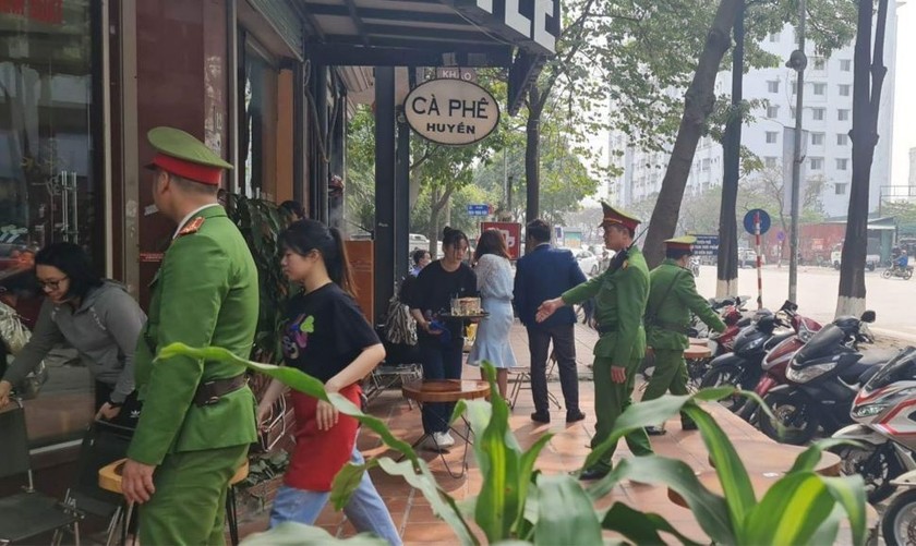 Công an phường Dịch Vọng Hậu phối hợp với Đội Thanh tra giao thông quận kiểm tra, nhắc nhở những hộ kinh doanh lấn chiếm vỉa hè trên tuyến đường Duy Tân.
