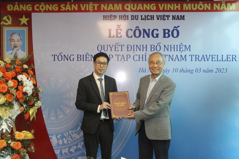 Ông Vũ Thế Bình - Chủ tịch Hiệp hội Du lịch Việt Nam - đã trao quyết địnhbổ nhiệm ông Nguyễn Việt Lộc đảm nhiệm vị trí Tổng biên tập Tạp chí Vietnam Traveller. 