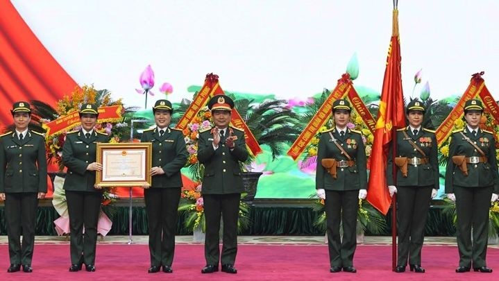 Thượng tướng Lê Huy Vịnh trao Huân chương Bảo vệ Tổ quốc hạng Nhì tặng Ban Phụ nữ Quân đội. 