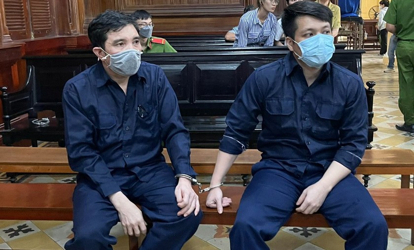 Bị cáo Giang (bên phải) và bị cáo Hải tại phiên sơ thẩm.
