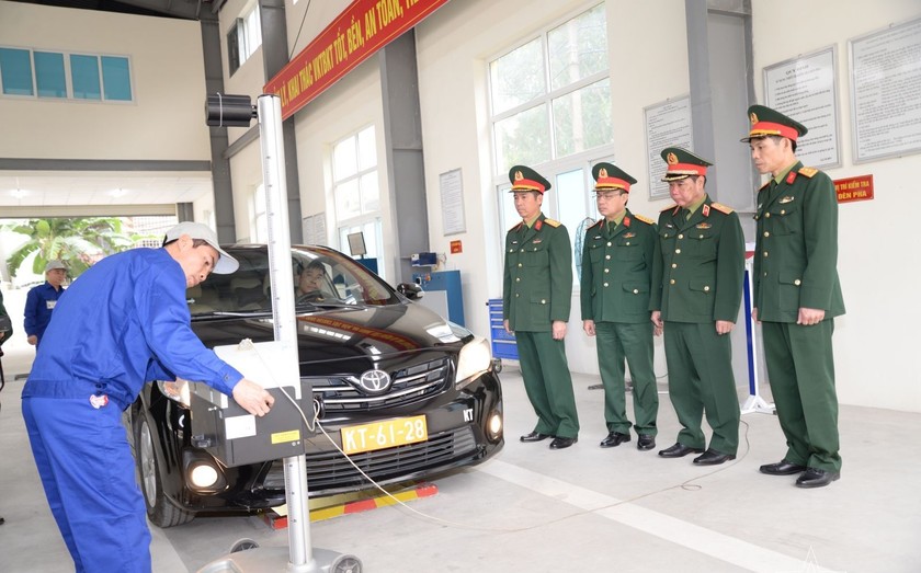 Tổng cục Kỹ thuật kiểm tra công tác kiểm định tại Trạm kiểm định số 02 Bộ Tư lệnh Thủ đô Hà Nội. 