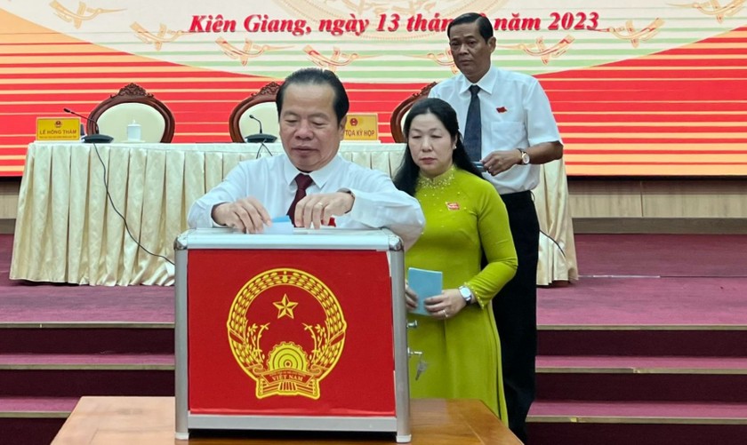 Đại biểu HĐND tỉnh Kiên Giang bỏ phiếu miễn nhiệm, đối với ông Hà Văn Phúc.