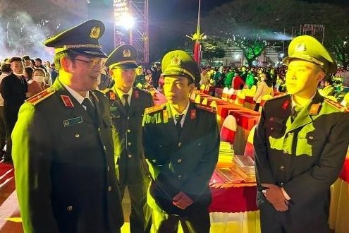 Đồng chí Thiếu tướng Lê Vinh Quy - Giám đốc Công an tỉnh chỉ đạo, đôn đốc các lực lượng bảo đảm ANTT Lễ Bế mạc Lễ hội cà phê Buôn Ma Thuột lần thứ 8