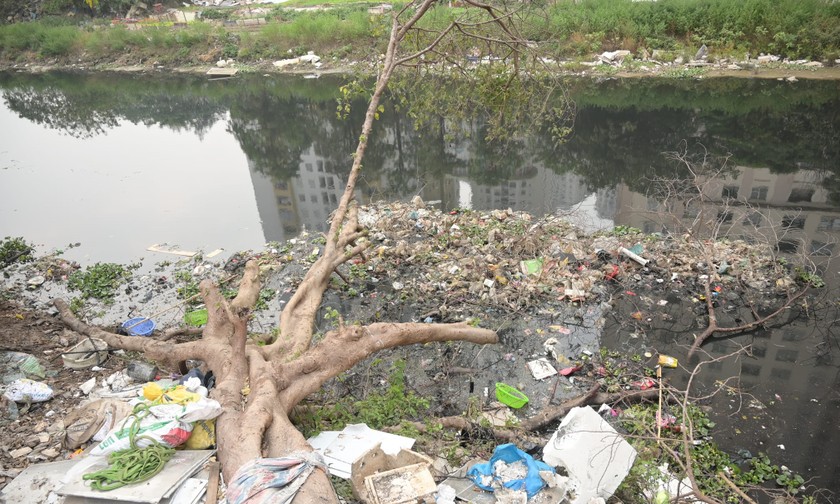 Nhiều dòng sông tại Hà Nội bị ô nhiễm nặng trong nhiều năm nay. (Ảnh Hà Nội Xanh) 