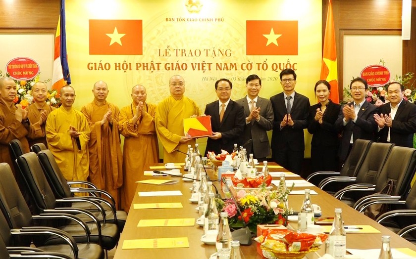  Ban Tôn giáo Chính phủ trao tặng cờ Tổ quốc cho Giáo hội Phật giáo Việt Nam tại lễ kỷ niệm 39 năm thành lập Giáo hội Phật giáo Việt Nam năm 2020. (Ảnh phatgiao.org.vn.webp) 