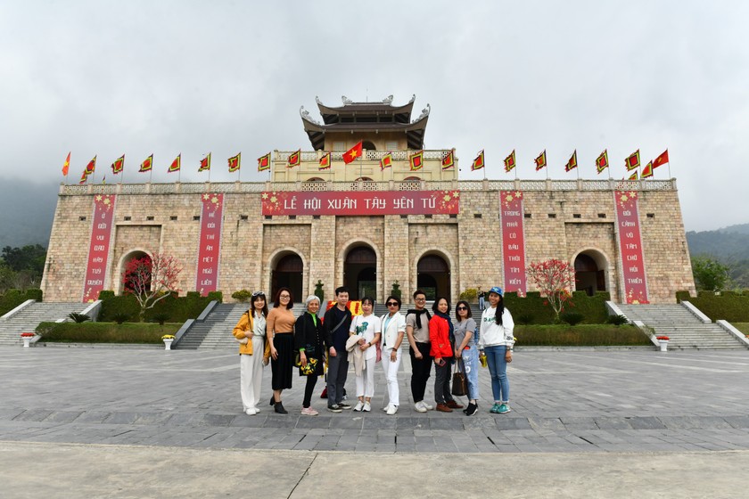  Du khách trải nghiệm tour Hà Nội- Tây Yên Tử- Theo dấu chân Phật hoàng. (Ảnh Đăng Khoa)