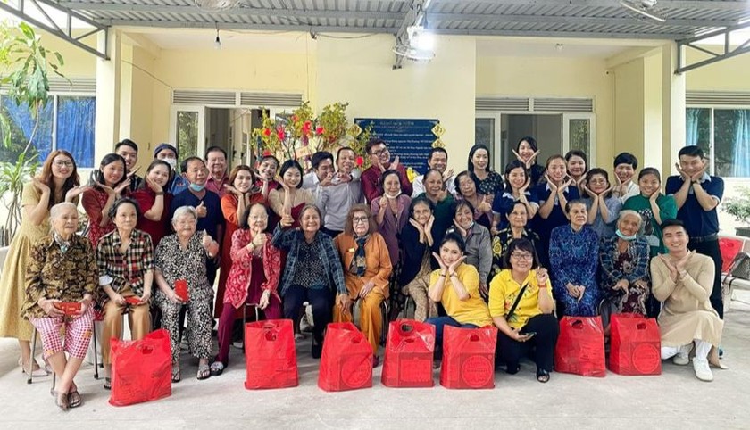 NSƯT Trịnh Kim Chi và ban Ái hữu đến thăm và tặng quà các nghệ sĩ tại Viện dưỡng lão Nghệ sĩ. (Ảnh: FB Trịnh Kim Chi)