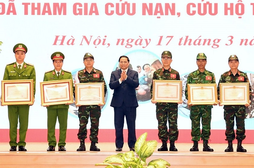 Thủ tướng Chính phủ Phạm Minh Chính trao Bằng khen tặng tập thể và cá nhân của Bộ Quốc phòng và Bộ Công an có thành tích xuất sắc.