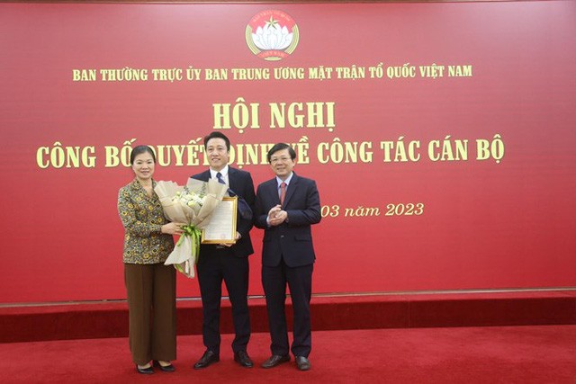 Đại diện Ban Thường trực Ủy ban Trung ương MTTQ Việt Nam trao Quyết định tiếp nhận, bổ nhiệm và tặng hoa chúc mừng tân Phó Tổng Biên tập Nguyễn Văn Dũng.
