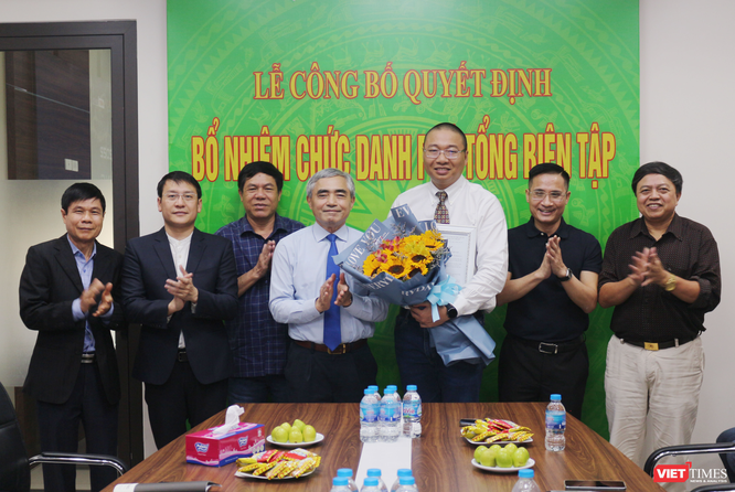 Đại diện lãnh đạo VDCA và Tạp chí điện tử VietTimes chúc mừng tân Phó Tổng Biên tập Trần Hữu Vinh