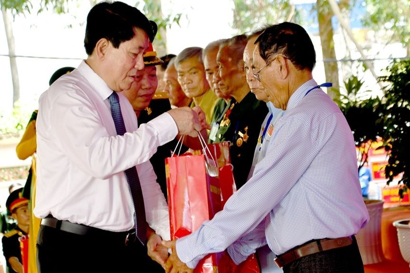  Đại tướng Lương Cường trao quà tặng các cựu tù binh Trại giam Phú Quốc.