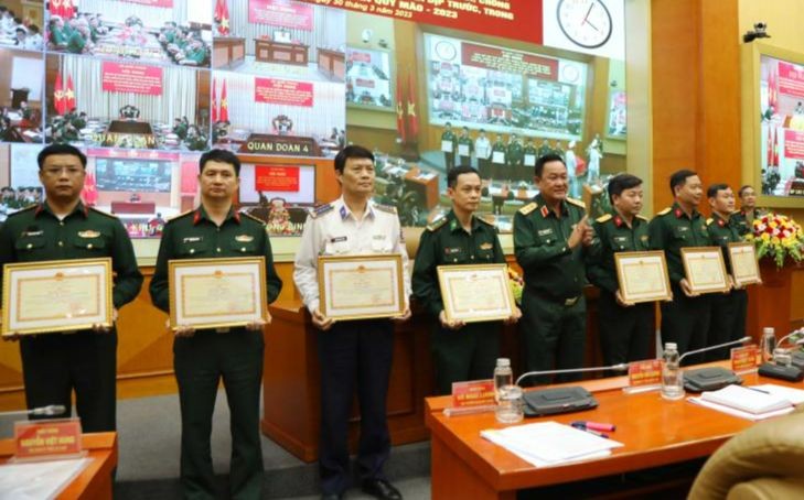  Thượng tướng Võ Minh Lương trao Bằng khen của Bộ Quốc phòng cho các tập thể, cá nhân. 