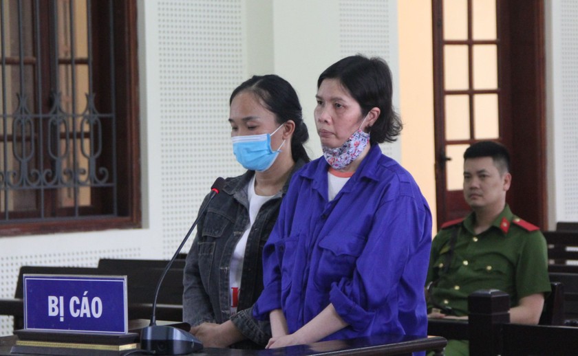 Bị cáo Giang (bên phải) và bị cáo Tuyết tại phiên tòa.