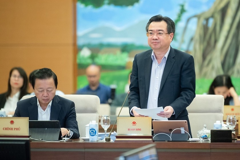 Bộ trưởng Bộ Xây dựng Nguyễn Thanh Nghị trình bày tờ trình.