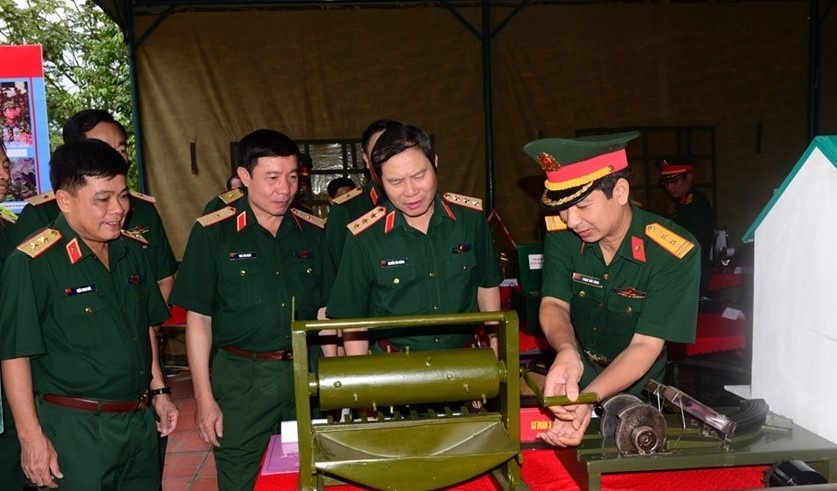 Lãnh đạo Bộ Quốc phòng thăm khu vực trưng bày các sáng kiến cải tiến huấn luyện của Quân đoàn 1. 