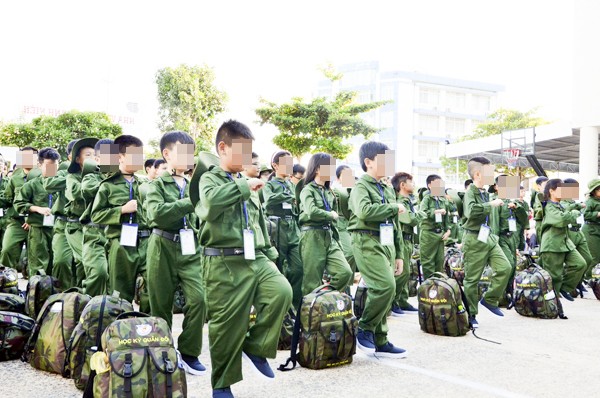 Nhiều trẻ đăng ký học kỳ quân đội trong dịp hè. (Ảnh minh họa)