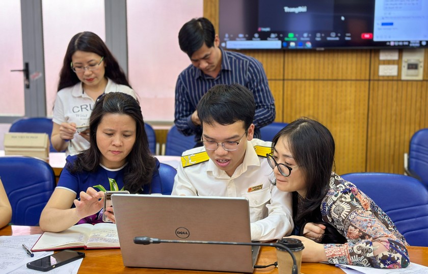 Đoàn viên Cục thuế thành phố Hà Nội hỗ trợ cán bộ công nhân viên sử dụng phần mềm thuế điện tử E-Tax Mobile. 